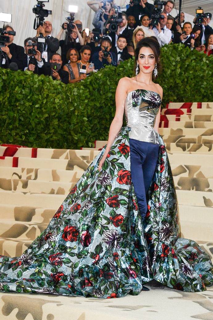 Na Met Gala v roce 2018 Amal zazářila v extravagantní róbě s růžemi od Richarda Quinna.
