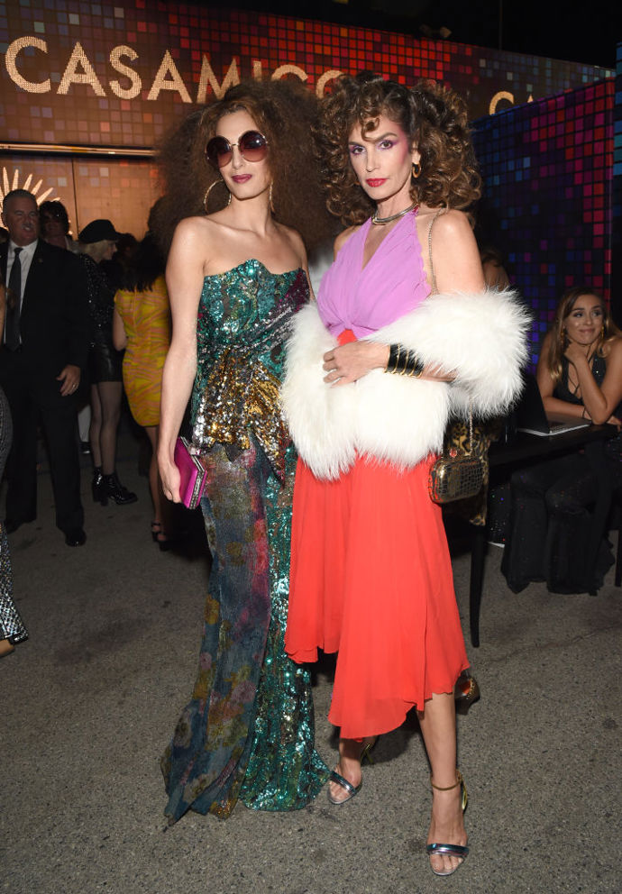Amal se Cindy Crawford na halloweenské party.
Amal se Cindy Crawford na halloweenské party.
