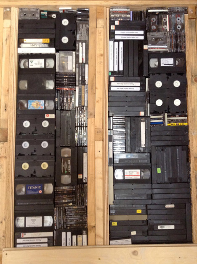 Výplň stěn anglického Waste House sestává třeba z vyhozených VHS kazet. Foto: University of Brighton
