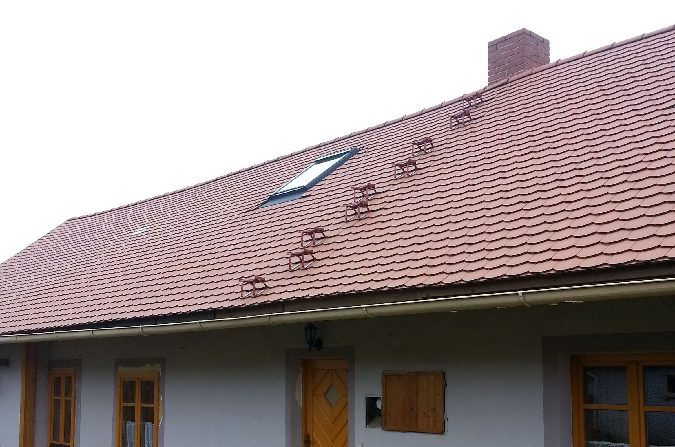 Bezpečnost je na prvním místě. Na šikmé střechy rodinných domů se pro bezpečný pohyb při údržbě střechy montují stoupací plošiny, lávky nebo nášlapy. Foto: HPI
Bezpečnost je na prvním místě. Na šikmé střechy rodinných domů se pro bezpečný pohyb při údržbě střechy montují stoupací plošiny, lávky nebo nášlapy. Foto: HPI