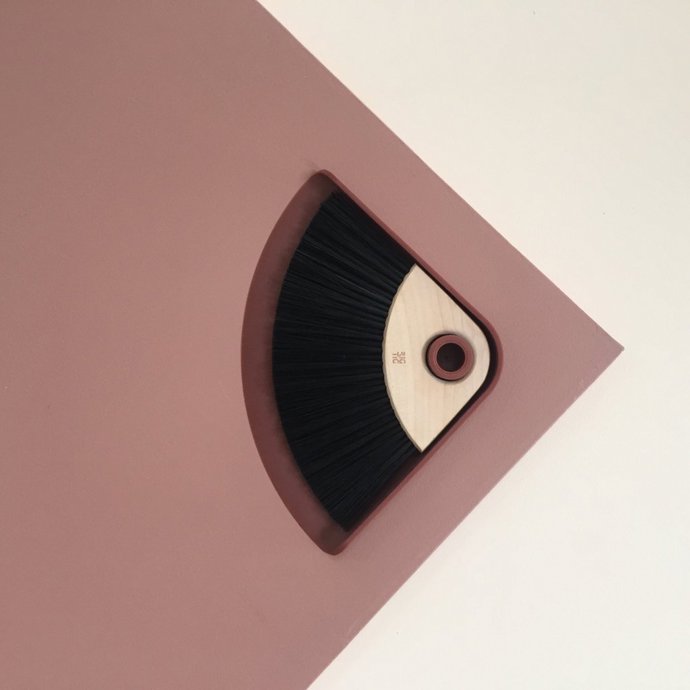 Závěsný smetáček s lopatkou Sweep-it, dřevo a plast, 28 x 20 cm, Laladesign.cz, 950 Kč
