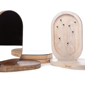 Česká značka Fain Wood se specializuje na výrobu designových dřevěných šperkovnic. Tahle se jmenuje Monolith a je z tmavého dubu. Systém pro odkládání šperků je umístěn na otočném mechanismu, díky kterému můžete šperky pouhým otočením skrýt za zrcadlo. Rozměr 33 x 36 cm, Fain-wood.cz, 3380 Kč

 
