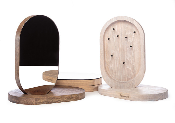 Česká značka Fain Wood se specializuje na výrobu designových dřevěných šperkovnic. Tahle se jmenuje Monolith a je z tmavého dubu. Systém pro odkládání šperků je umístěn na otočném mechanismu, díky kterému můžete šperky pouhým otočením skrýt za zrcadlo. Rozměr 33 x 36 cm, Fain-wood.cz, 3380 Kč

 
