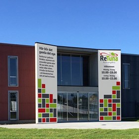 Zvenku typický obchoďák skrývá neobvyklý koncept prodeje výhradě secondhandového zboží.
Zvenku typický obchoďák skrývá neobvyklý koncept prodeje výhradě secondhandového zboží.