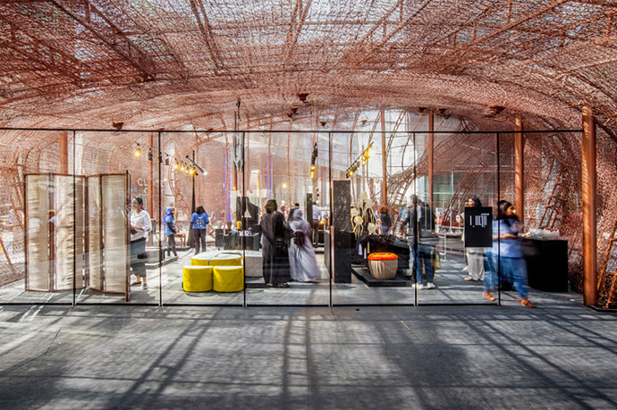 Tisíce starých pružin z postelí se povedlo přetavit do podoby výstavního pavilonu architektům ze studia Fahed + Architects.
