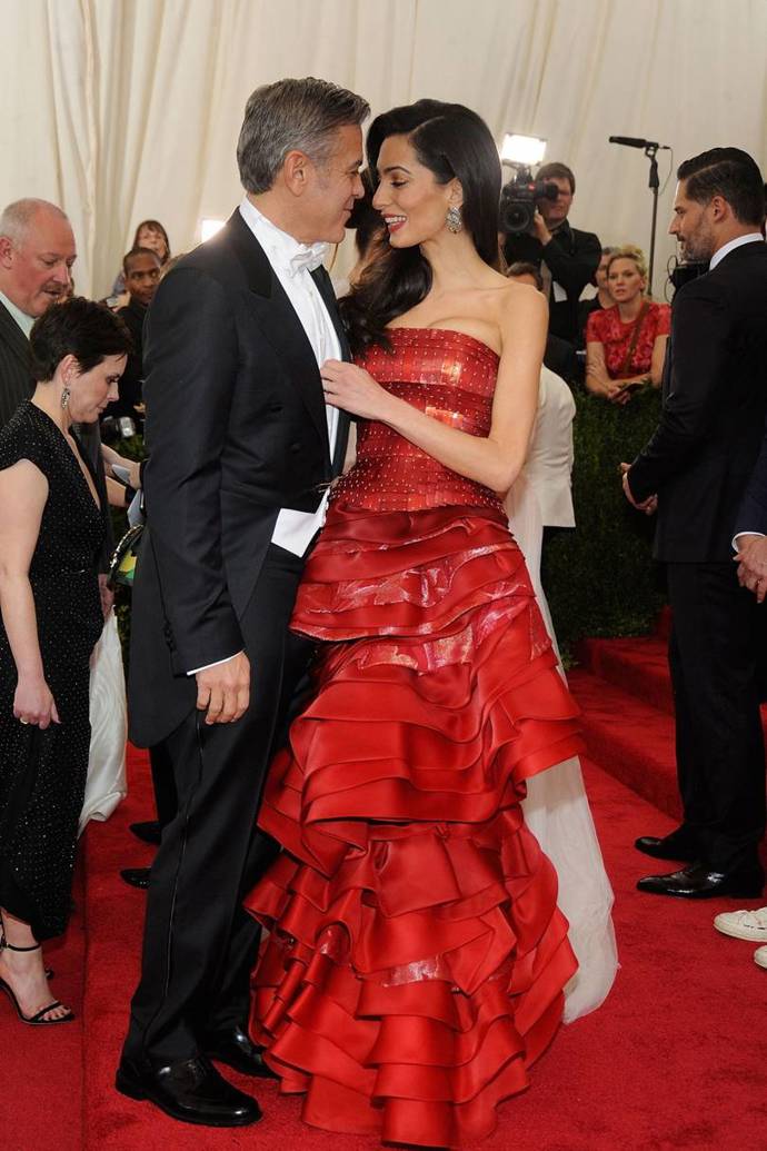 Amal si na Met Gala v roce 2015 oblékla červenou róbu od kontroverzního návrháře Johna Galliana.
