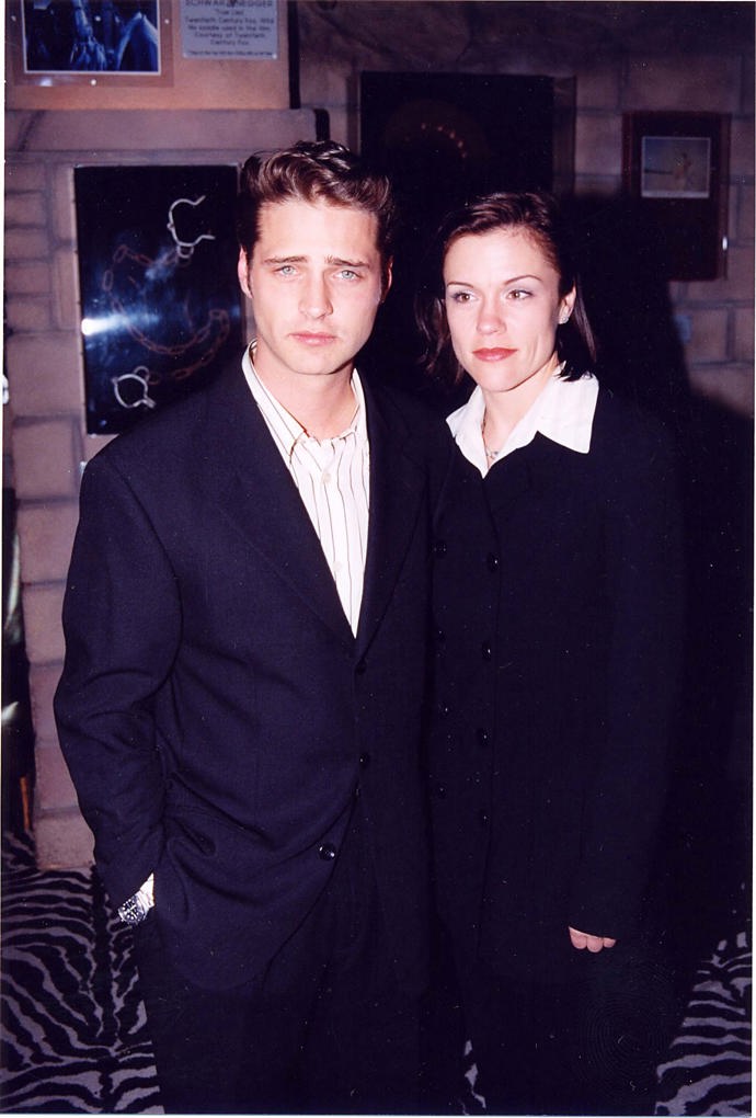 Jason Priestly připustil, že jeho "první plnohodnotný dospělý vztah" s Christine Elise, která v seriálu hrála Emily Valentine, vznikl na natáčení.
