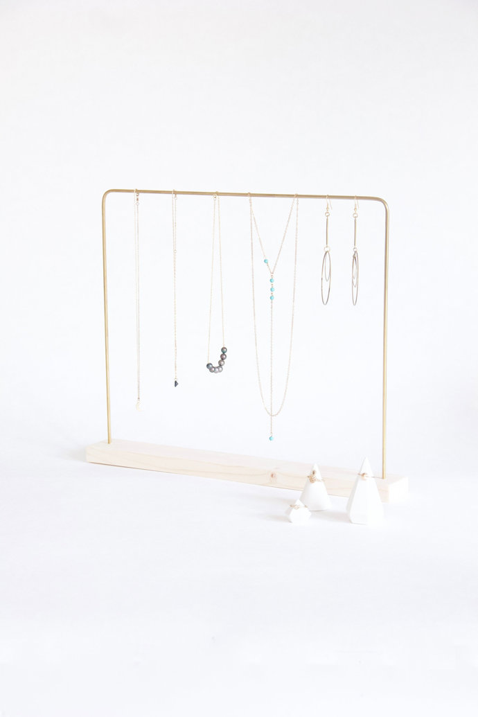 Tenhle stojan potěší svou jednoduchou krásou srdce každého minimalisty. Dřevo a měď, rozměry 32 x 30 cm, koupíte na Etsy.com u prodejce MakkDesign za 957 Kč.
