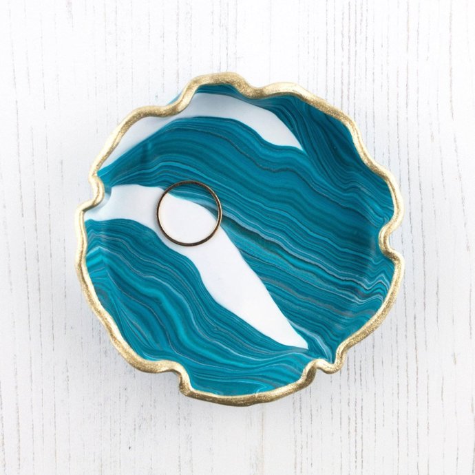 Mistička z polymerové hmoty má krásnou barvu, zlaté okraje a na prstýnky je ideální. Průměr 9 cm, koupíte na Etsy.com u prodejce TheArtFulBelle za 563 Kč.
