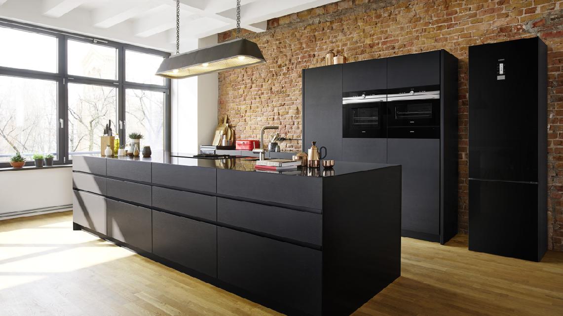 Lednička nejenom že může svým designem perfektně ladit se zbytkem kuchyně, ale její moderní funkce mohou také zamezit zbytečnému plýtvání potravin.
