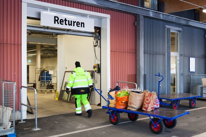 Zaměstnanci věci pečlivě roztřídí, opraví a případně umístí do některého ze 14 butiků k následnému prodeji.
