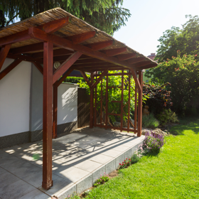 Pergola před renovací. Takhle vypadá dřevo, které potřebuje zrenovovat: má zašedlou barvu a oprýskaný nátěr, který už ho nechrání před větrem, sluncem a deštěm. Foto: Bondex
Pergola před renovací. Takhle vypadá dřevo, které potřebuje zrenovovat: má zašedlou barvu a oprýskaný nátěr, který už ho nechrání před větrem, sluncem a deštěm. Foto: Bondex