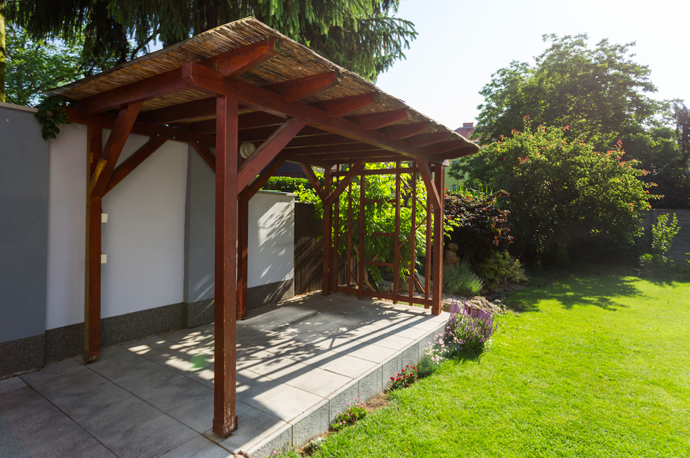 Pergola před renovací. Takhle vypadá dřevo, které potřebuje zrenovovat: má zašedlou barvu a oprýskaný nátěr, který už ho nechrání před větrem, sluncem a deštěm. Foto: Bondex
