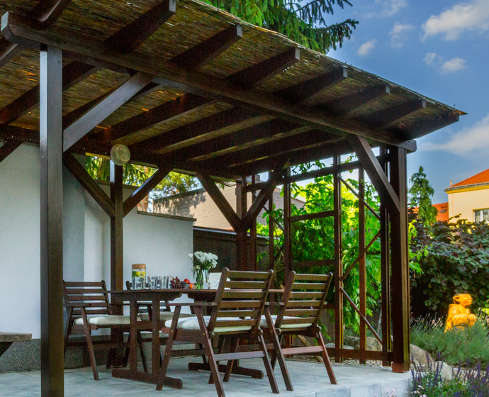 Pergola po renovaci: Barva je jednotná, dřevo pečlivě ošetřené a vy máte zase na čas klid. Na jak dlouho? To záleží na tom, v jaké žijete lokalitě a jak moc je dřevo vystaveno povětrnostním vlivům. Každopádně ta trocha práce za krásu přírodního materiálu rozhodně stojí:
