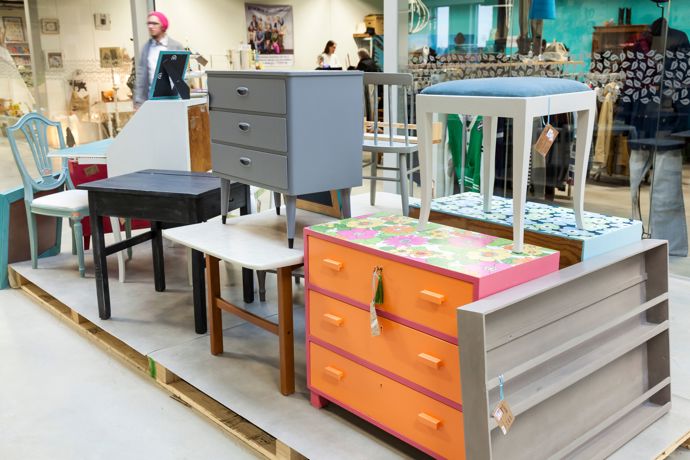 Švédové se s citem pro design už rodí a rádi si hrají s barvami, vzory a tvary, a tak je návštěva místních secondhandů a bazarů vysloveně potěšením.
