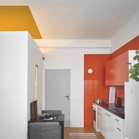 Stačilo pár dobře mířených tahů štětcem a prostor se změnil k nepoznání! Strop nad vestavěnou koupelnou designérka ozvláštnila barevným čtvercem.
