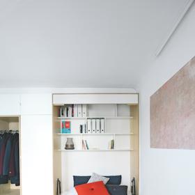 Multifunkční stěnu uzavírá výklopná postel, kterou si architekt nechal vyrobit na míru.
Multifunkční stěnu uzavírá výklopná postel, kterou si architekt nechal vyrobit na míru.