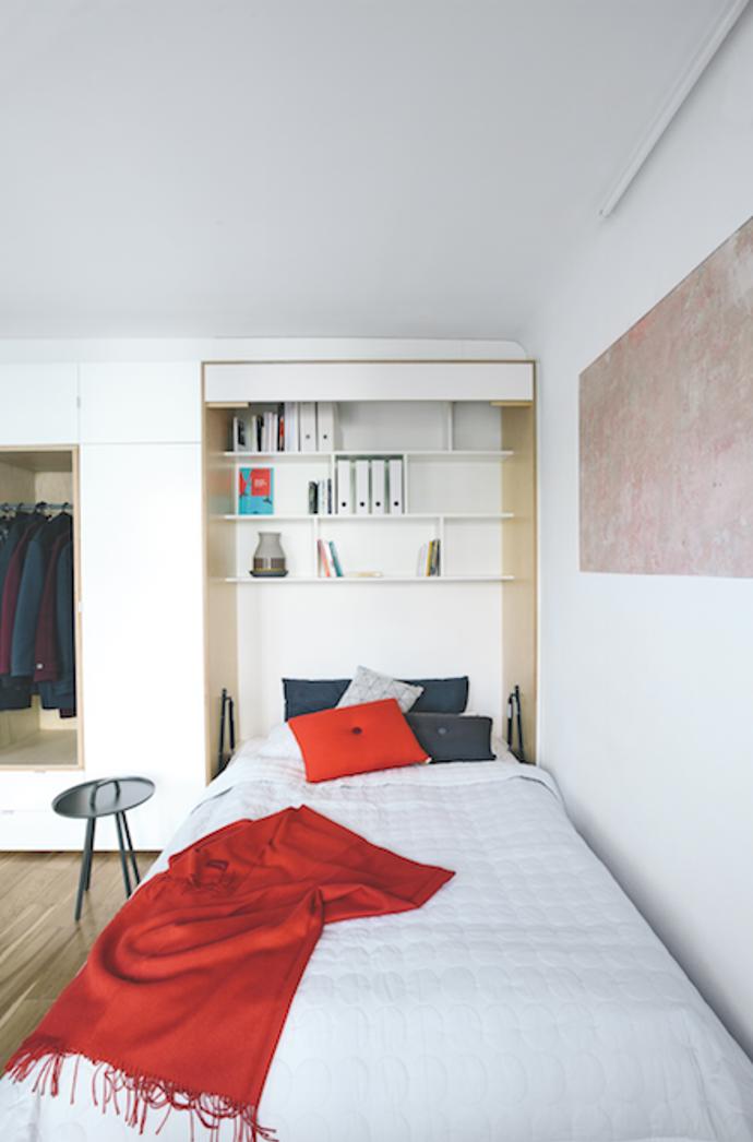 Multifunkční stěnu uzavírá výklopná postel, kterou si architekt nechal vyrobit na míru.
