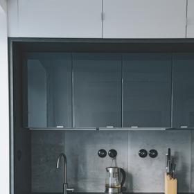 Kuchyni si nakombinoval v Ikea a s podlahou ji propojil obložením ze stejných dlaždic. I když je mu blízký spíše strohý a praktický styl, umí dělat výjimky. „Nedám dopustit na dvě věci – modrotiskové hrníčky po babičce a mapy měst. Z každého výletu si jednu papírovou přivezu a ta mi pak na nástěnce denně připomíná, že mám zase brzy někam vyjet.“
Kuchyni si nakombinoval v Ikea a s podlahou ji propojil obložením ze stejných dlaždic. I když je mu blízký spíše strohý a praktický styl, umí dělat výjimky. „Nedám dopustit na dvě věci – modrotiskové hrníčky po babičce a mapy měst. Z každého výletu si jednu papírovou přivezu a ta mi pak na nástěnce denně připomíná, že mám zase brzy někam vyjet.“