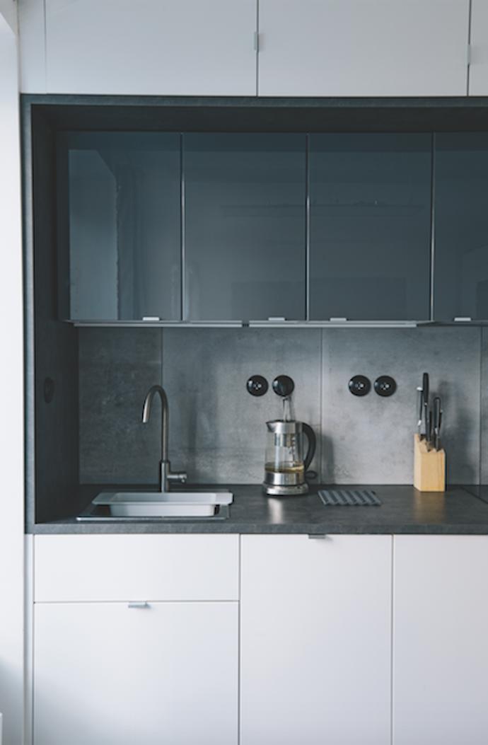 Kuchyni si nakombinoval v Ikea a s podlahou ji propojil obložením ze stejných dlaždic. I když je mu blízký spíše strohý a praktický styl, umí dělat výjimky. „Nedám dopustit na dvě věci – modrotiskové hrníčky po babičce a mapy měst. Z každého výletu si jednu papírovou přivezu a ta mi pak na nástěnce denně připomíná, že mám zase brzy někam vyjet.“
