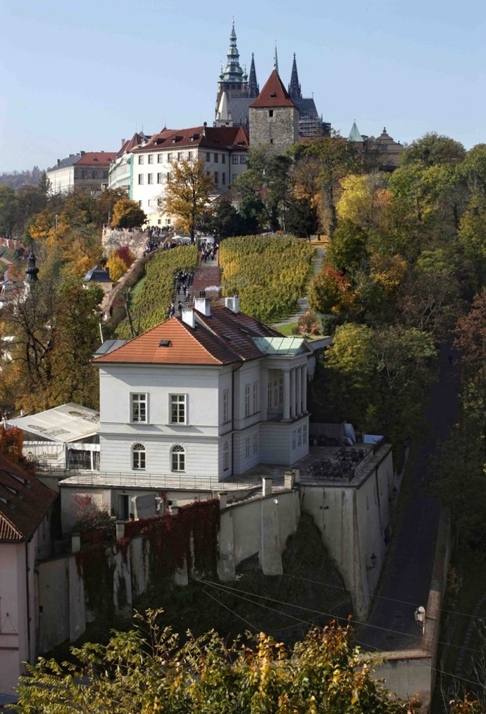 Už jste navštívili impozantní pražskou Villu Richter s přilehlou Svatováclavskou vinicí? Ideální příležitost máte 1. května! Chystá se zde ochutnávka s úžasným výhledem na starou Prahu, která tradičně odstartuje růžovou sezónu a vy můžete první máj přivítat sklenkou moravského nebo českého růžového vína. Čeká vás 160 vzorků růžových vín z Moravy nebo z Čech, které představí přes 30 vinařů. Svátek růžových vín proběhne 1. května od 10 do 18 hodin, za vzorky vín se platí pomocí nabíjecích digitálních náramků, které budou k dostání při vstupu.
