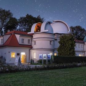 Hledáte letos originální program na prvního máje? Vydejte se do pražského planetária, které leží na kraji parku Stromovka. V 19 hodin tu začíná vyprávění o Héraklovi, jehož souhvězdí v tento čas svítí na noční obloze nejjasněji, a jeho velké lásky Déianeiry. Romantický večer tu pak zakončí baletní představení How many attempts left? Dancing under the stars.
Hledáte letos originální program na prvního máje? Vydejte se do pražského planetária, které leží na kraji parku Stromovka. V 19 hodin tu začíná vyprávění o Héraklovi, jehož souhvězdí v tento čas svítí na noční obloze nejjasněji, a jeho velké lásky Déianeiry. Romantický večer tu pak zakončí baletní představení How many attempts left? Dancing under the stars.