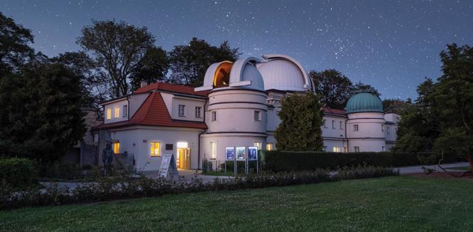 Hledáte letos originální program na prvního máje? Vydejte se do pražského planetária, které leží na kraji parku Stromovka. V 19 hodin tu začíná vyprávění o Héraklovi, jehož souhvězdí v tento čas svítí na noční obloze nejjasněji, a jeho velké lásky Déianeiry. Romantický večer tu pak zakončí baletní představení How many attempts left? Dancing under the stars.
