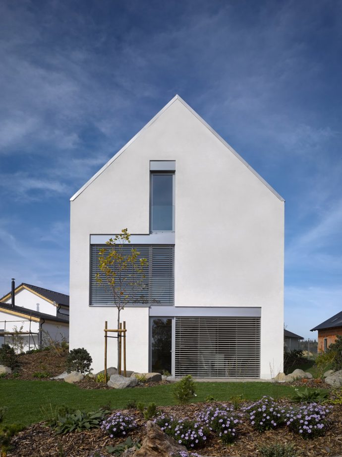 Stempel Tesař architekti DŮM SE ŠIKMOU STŘECHOU2

