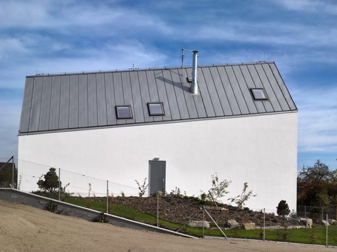 Stempel Tesař architekti DŮM SE ŠIKMOU STŘECHOU2
