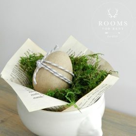 V jednoduchosti je krása. Na tuhle dekoraci potřebujete jen kousek mechu, vajíčko, ozdobný provázek a stránku z novin nebo staré knížky. Foto: Sarahjoyblog.com
V jednoduchosti je krása. Na tuhle dekoraci potřebujete jen kousek mechu, vajíčko, ozdobný provázek a stránku z novin nebo staré knížky. Foto: Sarahjoyblog.com