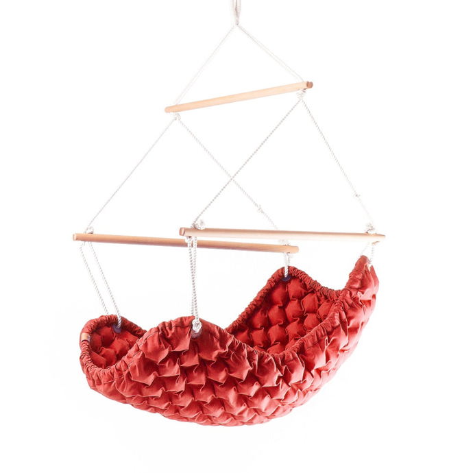 Závěsné křeslo Swingy In, design Linda Vrňáková, 160 x 110 cm, nosnost 120 kg, výplň z masážních míčků, Bonami.cz, 19 999 Kč
