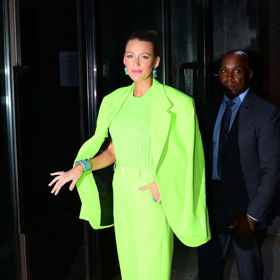 V tomto kalhotovém kostýmu v barvě zeleného zvýrazňovače od Versace byla herečka Blake Lively v ulicích New Yorku skutečně nepřehlédnutelná
