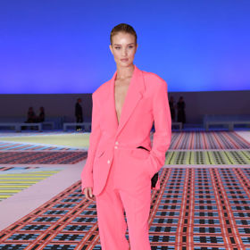 Rosie Huntington-Whiteley na přehlídce Versace na milánském fashion weeku
