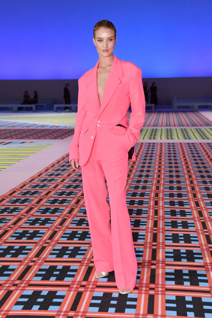 Rosie Huntington-Whiteley na přehlídce Versace na milánském fashion weeku
