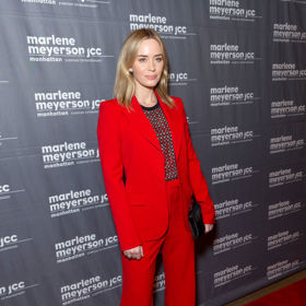 Emily Blunt zazářila v červeném kostýmu od Elieho Saaba na červeném koberci na premiéře filmu To Dust v New Yorku

