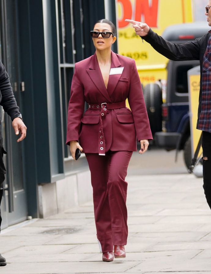 Asi nejoblíbenějším outfitem Kardashianových je blejzr pouze s podprsenkou. Tento vínový kostým oblékla Kourtney Kardashian v New Yorku.
