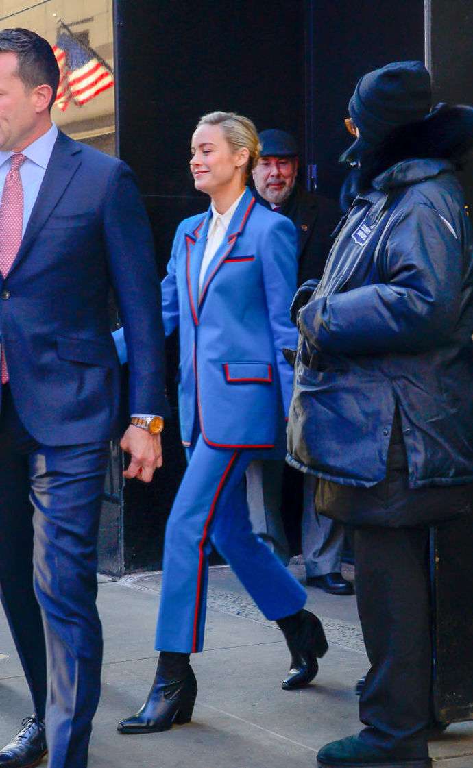 Představitelka Captain Marvel Brie Larson nezapře superhrdinské sklony ani v oblékání. Do televizní show Good Morning America si oblékla tento modrý kostým s červenými a černými detaily od Dereka Lama.
