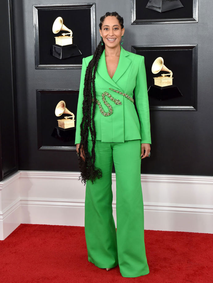Herečka Tracee Ellis Ross si na letošní udílení cen Grammy oblékla zelený kalhotový kostým od Ralph & Russo
