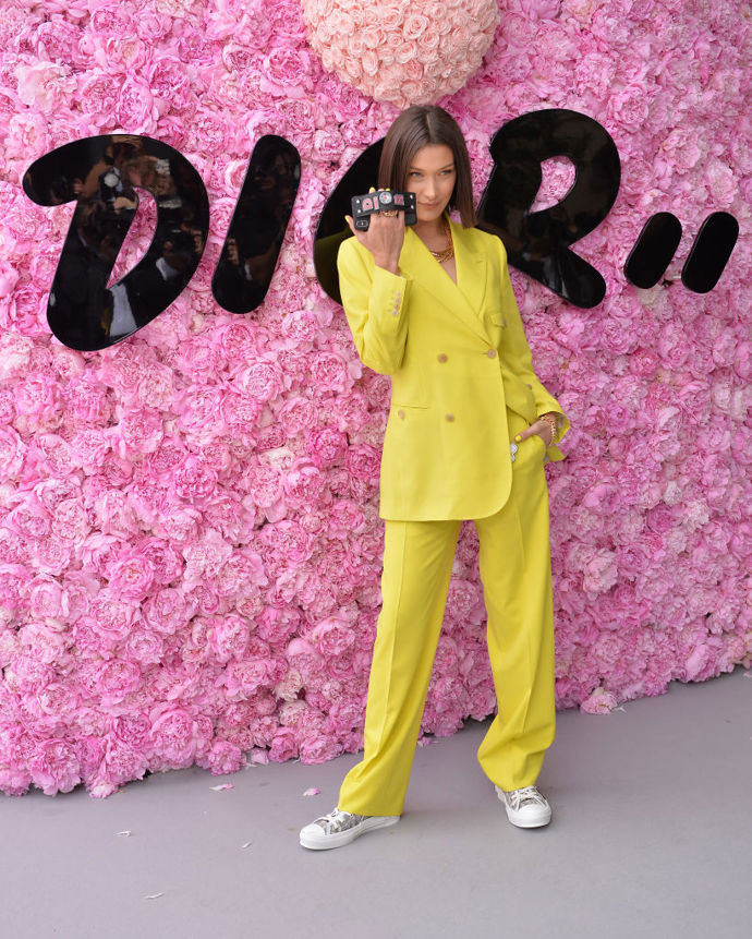 Modelka Bella Hadid vyrazila na přehlídku Dior Homme v Paříži v kanárkově žlutém kalhotovém kostýmu
