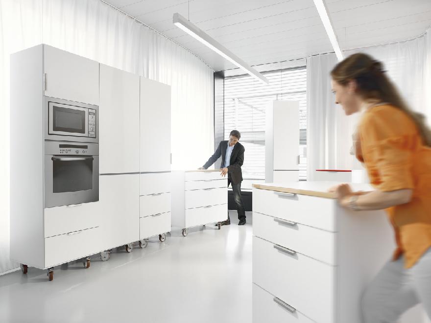 Skříňky na kolech se v Blumu dají rozestavět bleskurychle do rozličných uspořádání
Skříňky na kolech se v Blumu dají rozestavět bleskurychle do rozličných uspořádání