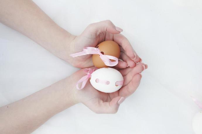 Máte doma kutila nebo modeláře? Půjčte si od něj minibrusku! Do vajíček s pomocí malých vrtáků uděláte snadno pěkné kulaté dírky. Používejte dobře vyschlá vajíčka, ta čerstvě vyfouknutá více praskají. Foto: Fieldmann.cz 
