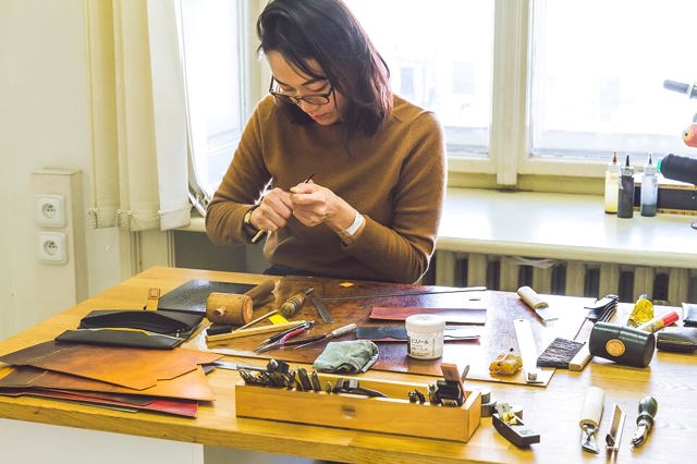 Design Week je prodejní přehlídka českého designu s bohatým doprovodným programem. Můžete si tu sami zkusit vyrobit třeba koženou klíčenku.
