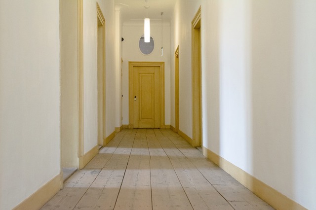 U starých dveří platí to samé, co u podlah: renovaci si zaslouží ty zachovalé, bez velkých poškození a hlavně vyrobené z kvalitního dřeva. Foto: Pixabay.com
