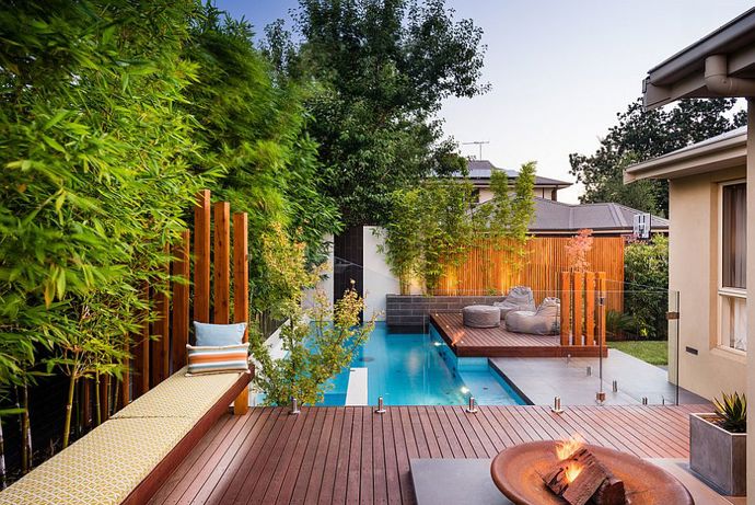 Oddělení bazénu od zbytku zahrady s pomocí panelů z tvrzeného skla prostor opticky nezmenší. Foto: Apexlandscapes.com.au
