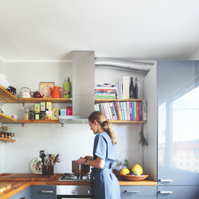 Za pracovní deskou z Ikea je benátský štuk, u nějž si Jana chválí snadnou údržbu. Podlaha s krásnou kresbou dřeva je překvapivě linoleum.
Za pracovní deskou z Ikea je benátský štuk, u nějž si Jana chválí snadnou údržbu. Podlaha s krásnou kresbou dřeva je překvapivě linoleum.