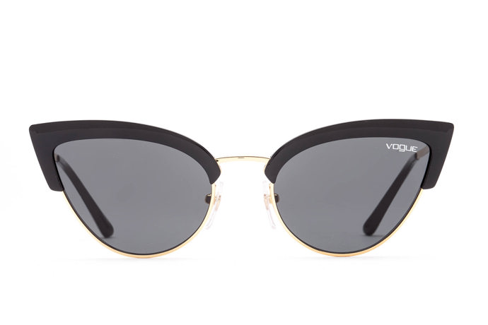 Sluneční brýle Vogue (VaseCocky.cz, 2608 Kč).
Sluneční brýle Vogue (VaseCocky.cz, 2608 Kč).