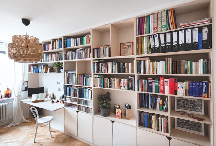 Prioritou byla velká knihovna, která pojme všechno nezbytné. Designérka Romana naštěstí přišla s řešením na míru a obě věci krásně propojila.
