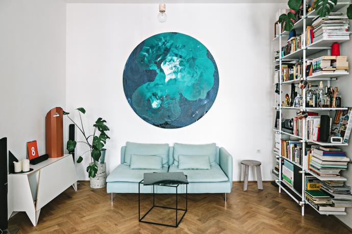 Také zde by bylo těžké najít jedinou věc, která by nepocházela z hlav designérské dvojice. Čas tu na komodě s originálně sešikmenými liniemi odbíjejí kovové hodiny Limit Clock’s s ručičkami z umělého kamene zhotovené podle jejich návrhu.
