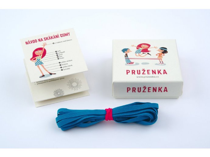 Pamatujete na skákání gumy? Vaše děti tuhle hru určitě neznají, ukažte jim, jak super může být zábava s kouskem textilní pruženky! Prodává 4kavky.cz za 290 Kč, hra obsahuje barevnou gumu na skákání a podrobný český návod. Pravidla, jak skákat gumu, jsou totiž samozřejmě základ! Najdete v něm školku s gumou od jedniček u kotníků až po desítky nad hlavou a k tomu rozšíření Coca-coly, přeskok, žabka, roční období, pekařky a jahody!
