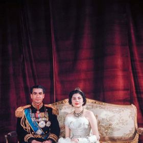 Krásné svatby nejsou doménou pouze evropských monarchů. Íranská královna Soraya a Mohamed Reza Pahlevi měli okouzlující veselku v roce 1951. Soraya si navíc dala záležet s výběrem šatů, a tak se nakonec na svatbě ukázala v úchvatných šatech od návrháře Christiana Diora.
